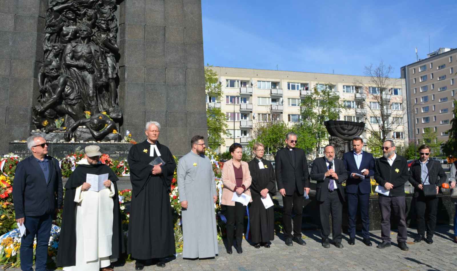 Przy Pomniku Bohaterów Getta za zmarłych modli się rabin Michael Joseph Schudrich,
Marsz Modlitwy, Warszawa, 22 kwietnia 2018