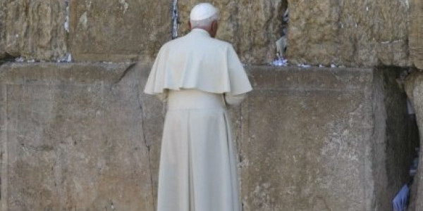 Papież modli się przy Ścianie Płaczu /AFP