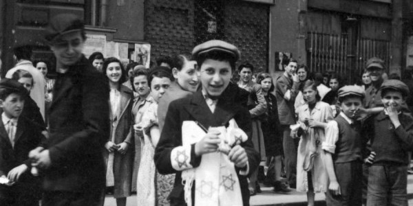 Chłopiec żydowski sprzedaje opaski