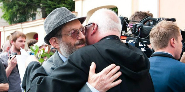 Prof. Stanisław Krajewski i o. Wiesław Dawidowski OSA podczas międzyreligijnego marszu solidarności z prześladowanymi chrześcijanami, Warszawa, 2014 r. Fot. Marcin Kiedio