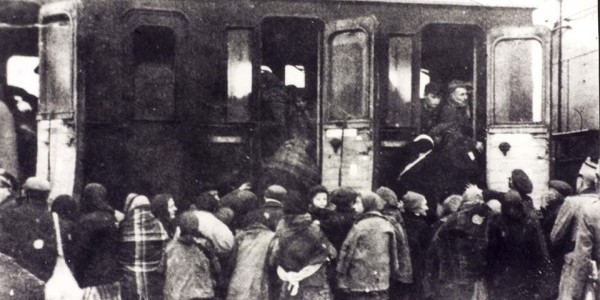 Na zdjęciu: Likwidacja getta w Płońsku (fotografia ze zbiorów Archiwum Pracowni Dokumentacji Dziejów Miasta Płońska). In the picture: Liquidation of the ghetto in Płońsk (photo - Archive of t