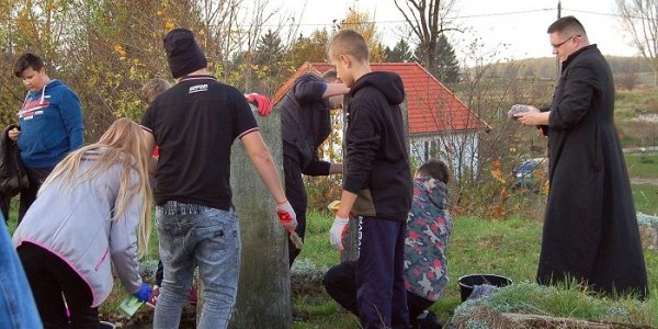 Porządkowanie cmentarza żydowskiego w miejscowości Zalewo, fot. Krystyna Kacprzak