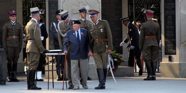 Henryk Prajs w otoczeniu żołnierzy na uroczystości z okazji święta kawalerii, Warszawa 2016 r.