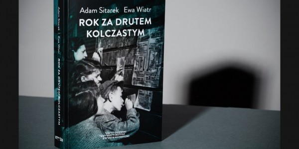 Adam Sitarek i Ewa Wiatr - „Rok za drutem kolczastym”. - okładka publikacji.