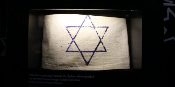 Opaska z gwiazdą Dawida - fragment ekspozycji Muzeum Polin. Fot. Fred Romero/flickr.com CC BY 2.0
