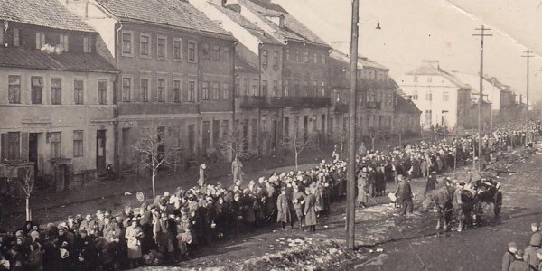 Fotografia przedstawiająca deportację płockich Żydów pochodzi z prywatnych zbiorów Jakuba Gutermana.