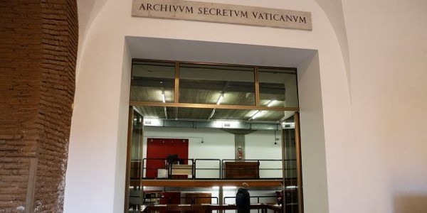 Główne wejście do watykańskich archiwów, 27 lutego 2020 r. Fot. Gregorio Borgia / AP Photo