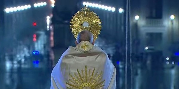 Franciszek podczas modlitwy na placu św. Piotra 27 marca. Fot. Vatican News/ YouTube