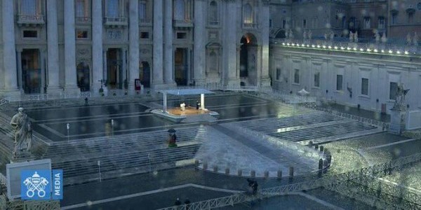 Papież na pustym placu św. Piotra