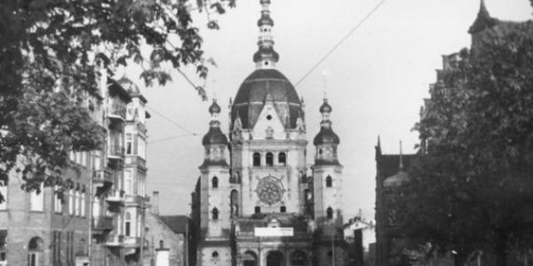 Wielka Synagoga w Gdańsku na początku prac rozbiórkowych, 1 maja 1939 r. Bundesarchiv, Bild 146-1984-007-36A / CC-BY-SA 3.0