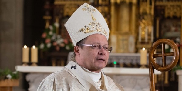 Abp Grzegorz Ryś podczas Wigilii Paschalnej 11 kwietnia 2020 roku w archikatedrze w Łodzi. Fot. Archidiecezja Łódzka