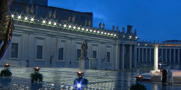 Franciszek na pustym placu św. Piotra 27 marca 2020 roku. Fot. CoffeToGo/ YouTube