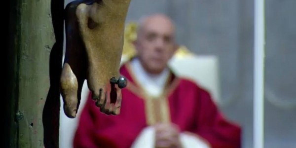 Papież Franciszek w Wielki Piątek, 10 kwietnia 2020, w bazylice św. Piotra w Rzymie. Fot. Catholic Church England and Wales