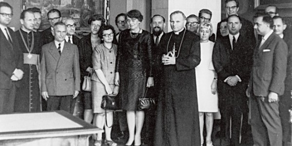 Spotkanie z redakcjami „Tygodnika Powszechnego” i „Znaku” w siedzibie arcybiskupów krakowskich po nominacji abp. Karola Wojtyły na kardynała, czerwiec 1967 r. / Archiwum „Tygodnika Powszechne