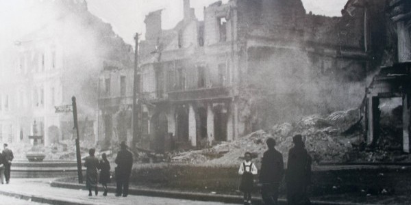 Białystok, Chanajki, 1933 r.     Białystok, Chanajki, 1...  /  Narodowe Archiwum Cyfrowe     Zniszczone domy w Białymstoku, 1941 r.     Zniszczone domy w Biał...  /  Narodowe Archiwum Cyfrowe