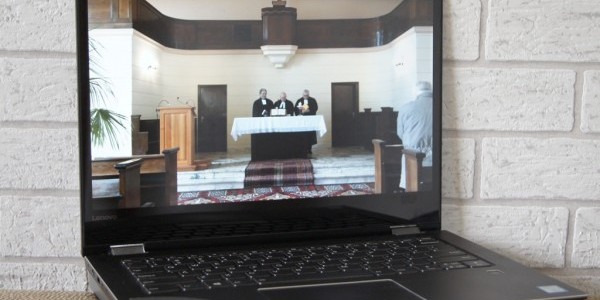 Nabożeństwo wielkopiątkowe transmitowane przez internet z Parafii Ewangelicko-Reformowanej w Łodzi (fot. Michał Karski)
