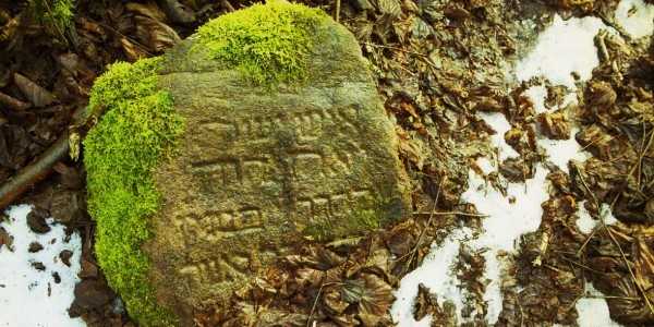 Kamień położony 100 metrów od stodoły, w której spalono Żydów, Jedwabne (fot. Grzegorz Dąbrowski / Agencja Gazeta)