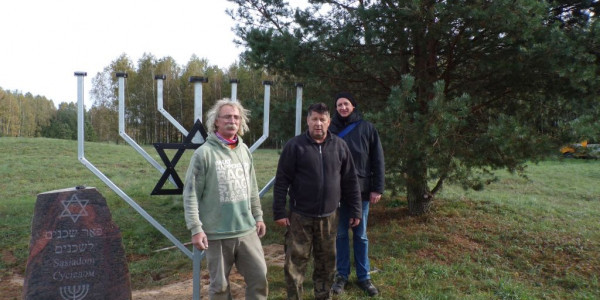 Cmentarzz żydowski w Orli - inicjator i fundator budowy pomnika Marek Chmielewski, sołtys i radny Rady Gminy Orla.