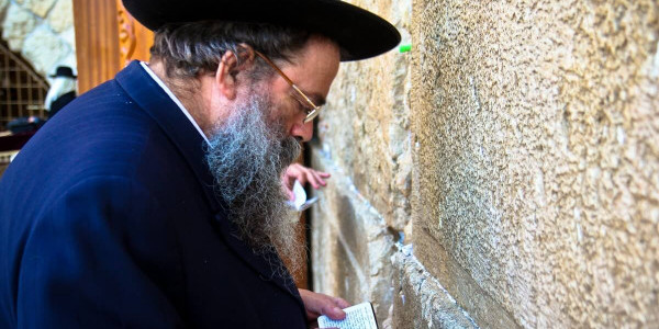 Mężczyzna modlący się przy Ścianie Płaczu w Jerozolimie. Fot. Asim Bharwani / CC BY-NC-ND 2.0
