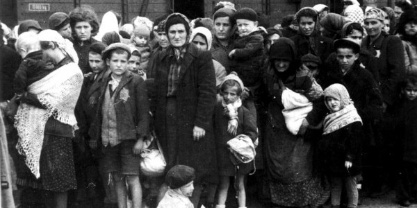 Transport węgierskich Żydów do KL Auschwitz w maju 1944 roku. Fot. Ernst Hofmann, Bernhard Walte / German Federal Archives / Wikimedia Commons