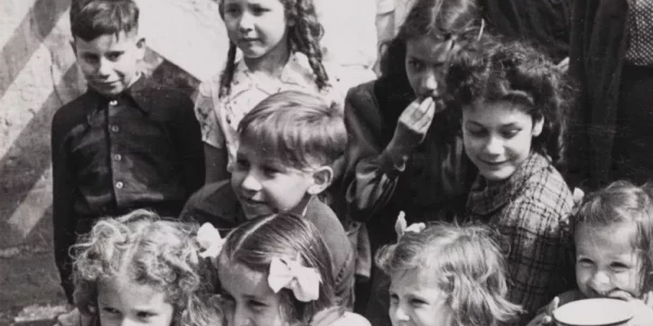 Ocalone żydowskie dzieci z Domu Dziecka w Śródborowie, 1945 (1947?) r. (fot. Julia Pirotte, Dział Dokumentacji ŻIH, CBJ)