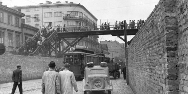 fot. Getto warszawskie: ulica Chłodna (widok w kierunku zachodnim) przy skrzyżowaniu z ulicą Żelazną. Ulica była aryjska a ponad ulicą jest widoczny most łączący Małe i Duże Getto/Wikipedia