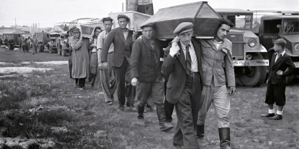 Pogrzeb ofiar pogrom kieleckiego 8 lipca 1946 /fot.Jerzy Baranowski / PAP/