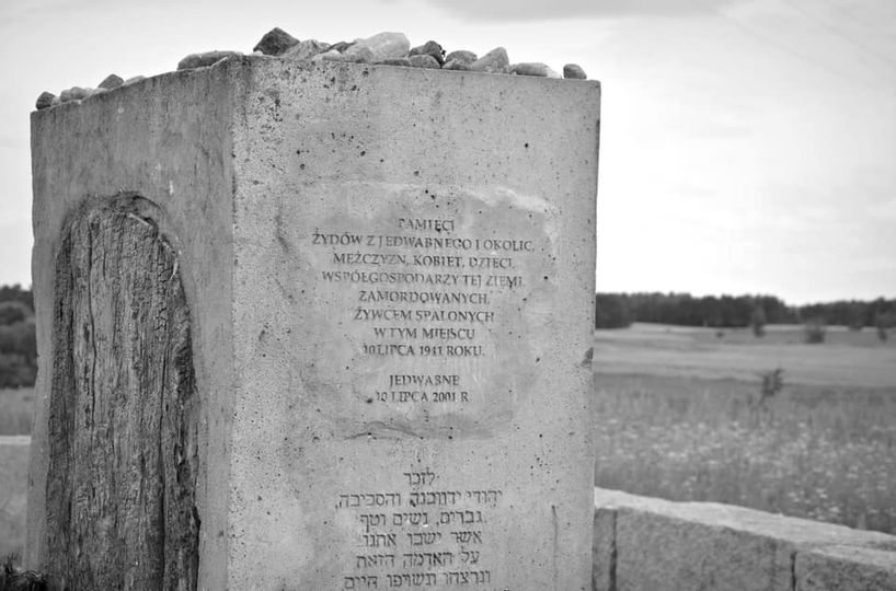 Zdjęcie: Fragment pomnika upamiętniającego pomordowanych Żydów z Jedwabnego Wikipedia, fotonews