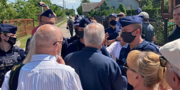 Policja i uczestnicy uroczystości z okazji 80. rocznicy zbrodni w Jedwabnem 11 lipca 2021. Fot. Dorota Nowak