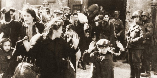 Żydzi pojmani przez SS w trakcie tłumienia powstania w getcie warszawskim. Fot. Wikimedia commons