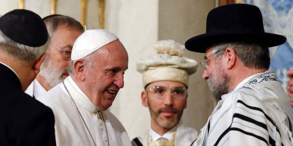 Pope Francis is greeted as he arrives at Rome's Great Synagogue, Italy January 17, 2016. REUTERS/Alessandro Bianchi