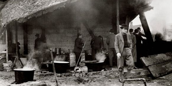 Żydowscy uchodźcy w improwizowanej kuchni w obozie w Zbąszyniu; Roman Vishniac, ICP - International Center of Photography.