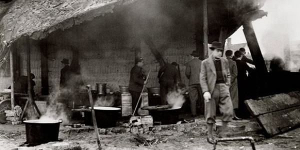 Żydowscy uchodźcy w improwizowanej kuchni w obozie w Zbąszyniu; Roman Vishniac, ICP - International Center of Photography.