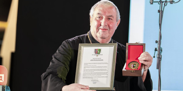 World Council of Churches acting general secretary Rev. Prof. Dr Ioan Sauca, one of the representatives present in Oslo on 22 November, receives the Bridge Builder Award. Photo: Ole Christian