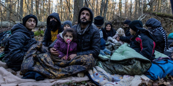 Kurdyjska rodzina z Iraku z siedmiorgiem dzieci (najmłodsze ma pięć miesięcy) spędziła w lesie 20 dni, osiem razy była wypychana na Białoruś. Twierdzili, że białoruscy żołnierze bili ich i st
