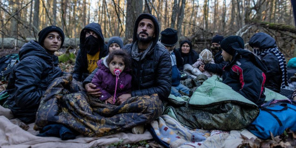 Kurdyjska rodzina z Iraku z siedmiorgiem dzieci (najmłodsze ma pięć miesięcy) spędziła w lesie 20 dni, osiem razy była wypychana na Białoruś. Twierdzili, że białoruscy żołnierze bili ich i st