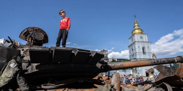 Chłopiec na zniszczonym rosyjskim czołgu. Kijów, 25 maja 2022 r. Fot. Serhii Korovainyi / war.ukraine.ua