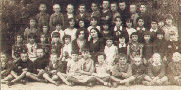 Grupa żydowskich dzieci z nauczycielami, Jedwabne 1938 FOT. INSTYTUT YAD VASHEM, DOMENA PUBLICZNA