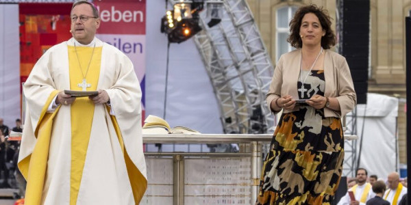 Bp Georg Baetzing i Dr Katrin Brockmoeller wygłaszają kazanie dialogowane podczas Dni Katolików - fot. East News