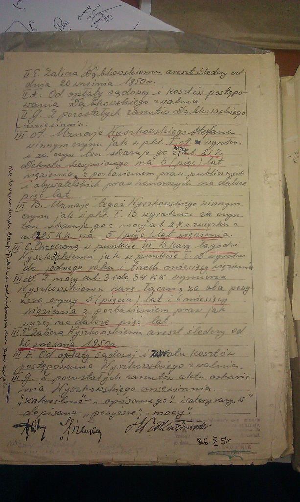 Fotokopia wyroku na sprawców mordu w Krzewinie. W 1951 r. sąd skazał na kary więzienia 12 osób, w tym Stefana Wyszkowskiego na pięć i pół roku (na zdjęciu widoczne punkty IIIA i IIIB, które informują o wymiarze kary dla niego)