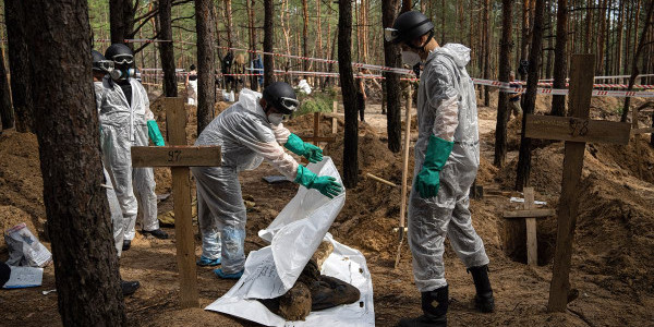 17.09.2022, Izium, ekshumacja ciał z masowych grobów. (Fot. Evgeniy Maloletka / AP Photo)