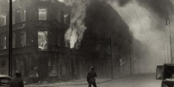 PŁONĄCY BUDYNEK W GETCIE WARSZAWSKIM W KWIETNIU 1943 R. ZDJĘCIE Z RAPORTU JURGENA STROOPA "ŻYDOWSKA DZIELNICA MIESZKANIOWA NIE ISTNIEJE!", FOT. INSTYTUT PAMIĘCI NARODOWEJ