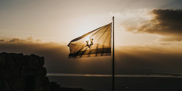 Flaga Izraela w mroku