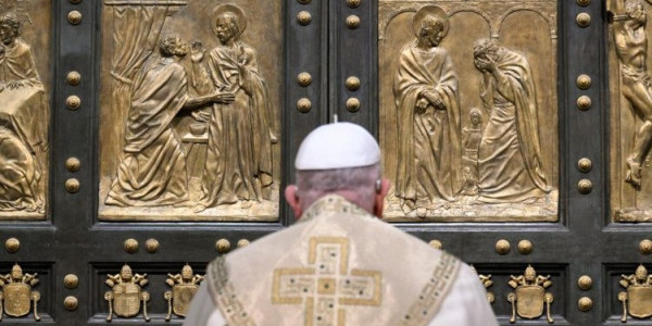 <p><i>Papież Franciszek podczas otwarcia Drzwi Świętych</i></p>