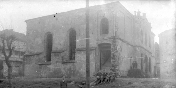 Na zdjęciu widok olkuskiej synagogi niedługo przed rozbiórką, lata 50. XX wieku.