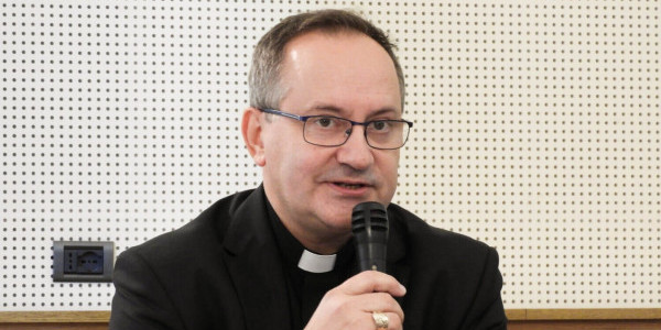 Bp Damian Muskus podczas briefingu prasowego 27 października 2021 r. w Rzymie. Fot. Tomasz Podlewski / Episkopat News