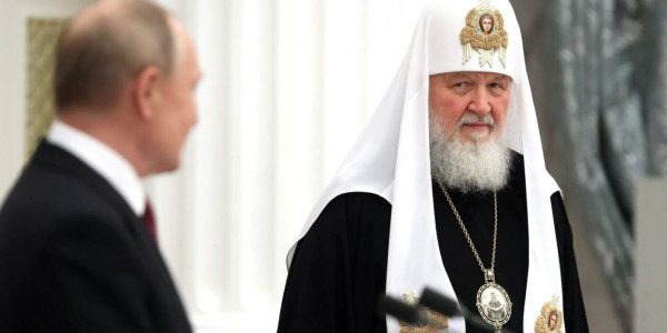 Patriarcha Cyryl odznaczony przez Władimira Putina (z lewej) Orderem Świętego Apostoła Andrzeja. Moskwa, 20 listopada 2021. Fot. Kremlin.ru