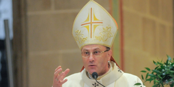 Prymas Polski abp Wojciech Polak podczas liturgii Wigilii Paschalnej 20 kwietnia 2019 roku w archikatedrze w Gnieźnie. Fot. Archidiecezja Gnieźnieńska