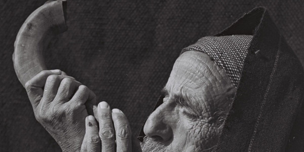 Żyd dmuchający w szofar. Fot. Zoltan Kluger / National Photo Collection of Israel
