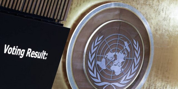 Logo ONZ w siedzibie organizacji w Nowym Jorku. Zdj. ilustracyjne Źródło: PAP/EPA / JASON SZENES